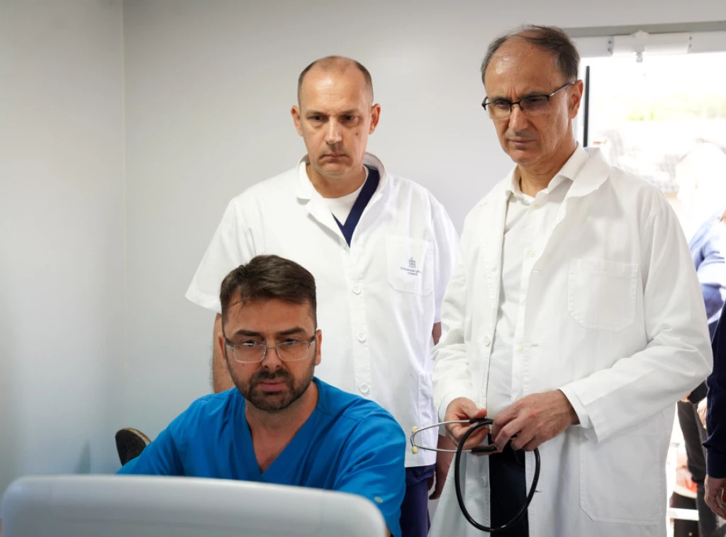 Macut i Lončar u mobilnoj ambulanti u Velikom selu pregledaju pacijente