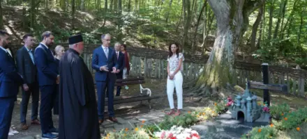 Macut u Valjevu položio venac na spomenik Proti Mateji Nenadoviću