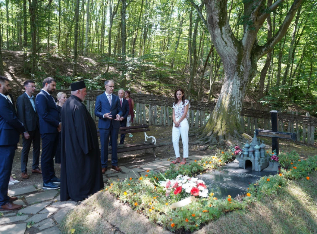 Macut u Valjevu položio venac na spomenik Proti Mateji Nenadoviću