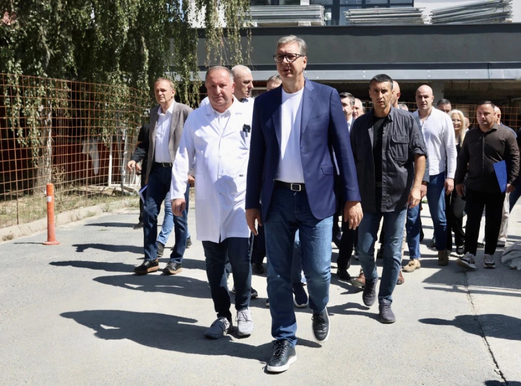 Vučić nastavio posetu Novom Pazaru, razgovara sa građanima