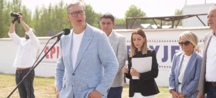 Vučić u Ljuboviji, u okviru posete Mačvanskom okrugu, razgovara sa građanima