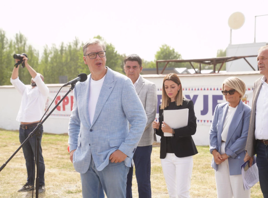 Vučić u Ljuboviji, u okviru posete Mačvanskom okrugu, razgovara sa građanima