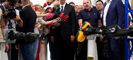 Predsednik Vučić obi&scaron;ao pogon u fabrici Minth u &Scaron;apcu gde se sklapaju roboti