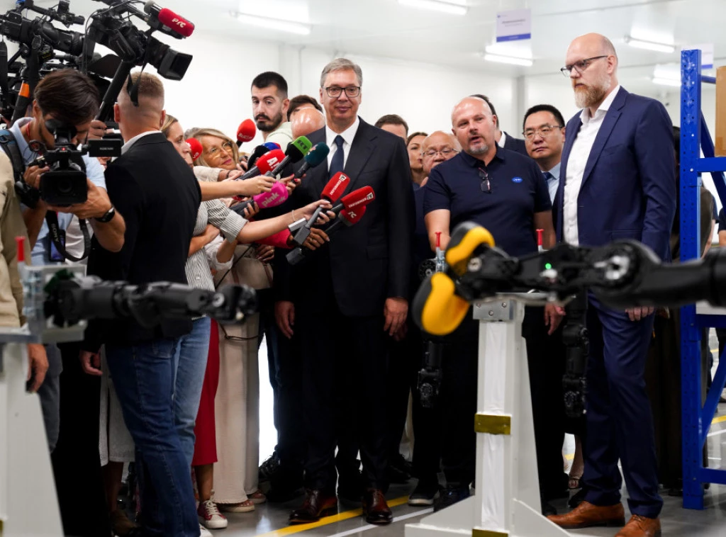 Predsednik Vučić obi&scaron;ao pogon u fabrici Minth u &Scaron;apcu gde se sklapaju roboti