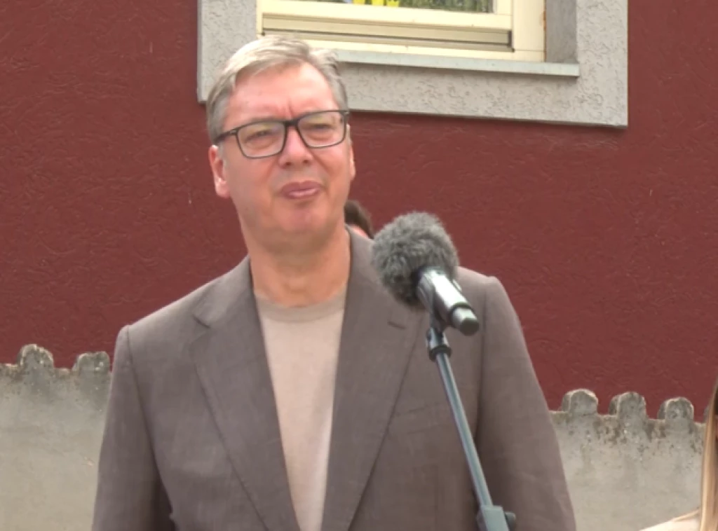 Vučić počeo posetu Severnobanatskom okrugu, obilazi preduzeće Artis 1973 u Ruskom selu