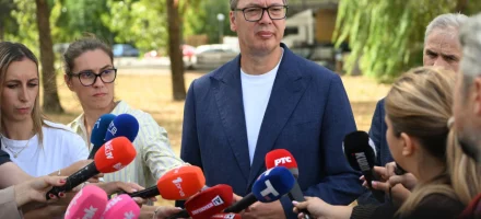 Vučić u Malom Iđo&scaron;u obilazi preduzeće &ldquo;Agrokons&rdquo;