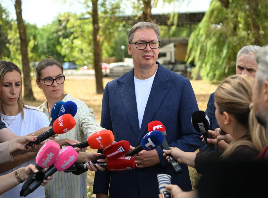 Vučić u Malom Iđo&scaron;u obilazi preduzeće &ldquo;Agrokons&rdquo;