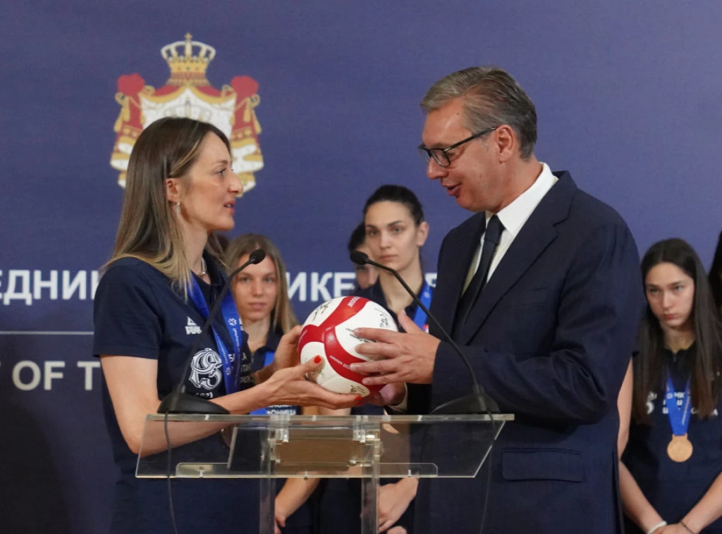 Vučić: Verujem da će država biti spremna da jo&scaron; značajnije pomogne odbojci i vaterpolu